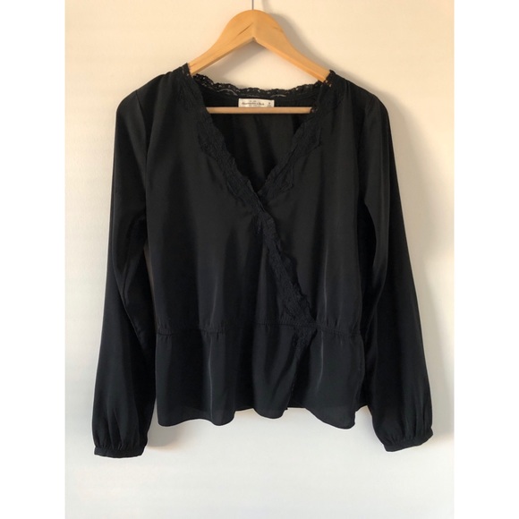 Abercrombie & Fitch Tops - 👚 Abercrombie Satin Blouse